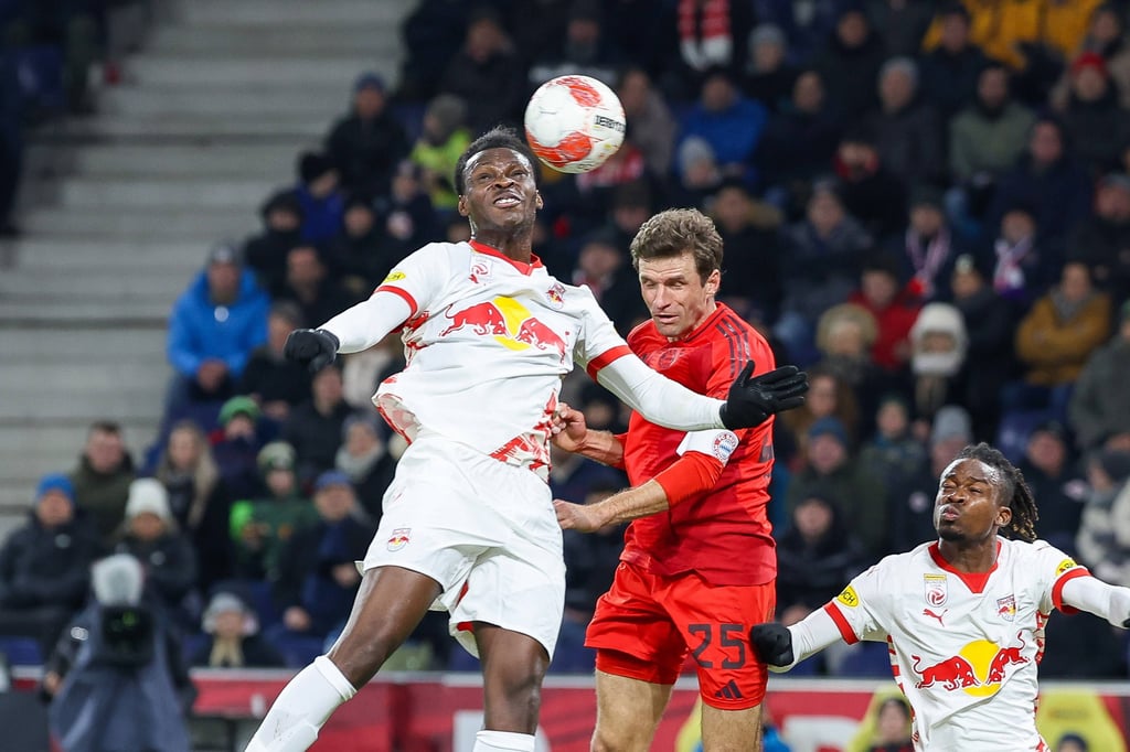 Samson Baidoo (FC Red Bull Salzburg) und Thomas Müller (r.) gehen zum Kopfball.