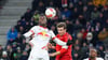 Samson Baidoo (FC Red Bull Salzburg) und Thomas Müller (r.) gehen zum Kopfball.