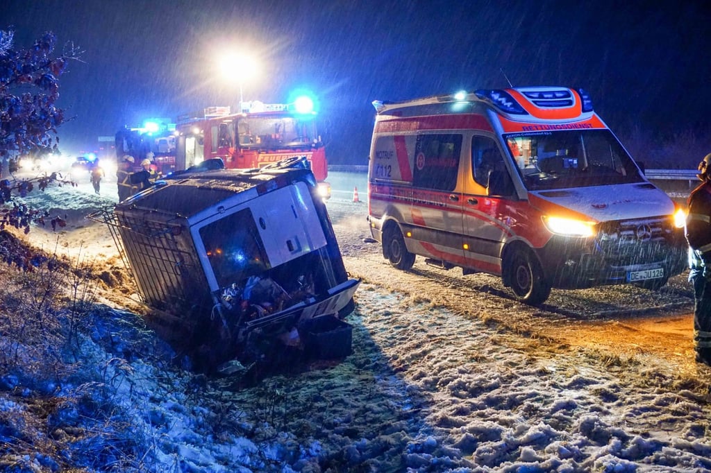 Der Transporter im Straßengraben an der A9.