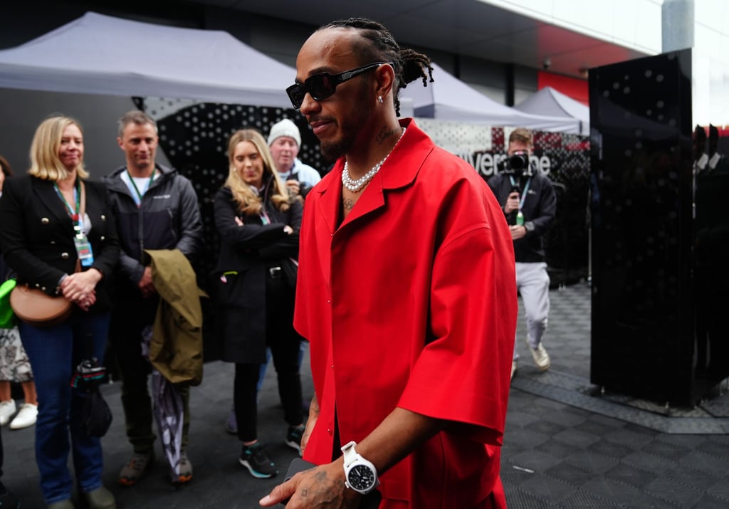 Rot trägt Lewis Hamilton auch abseits der Rennstrecke gern.