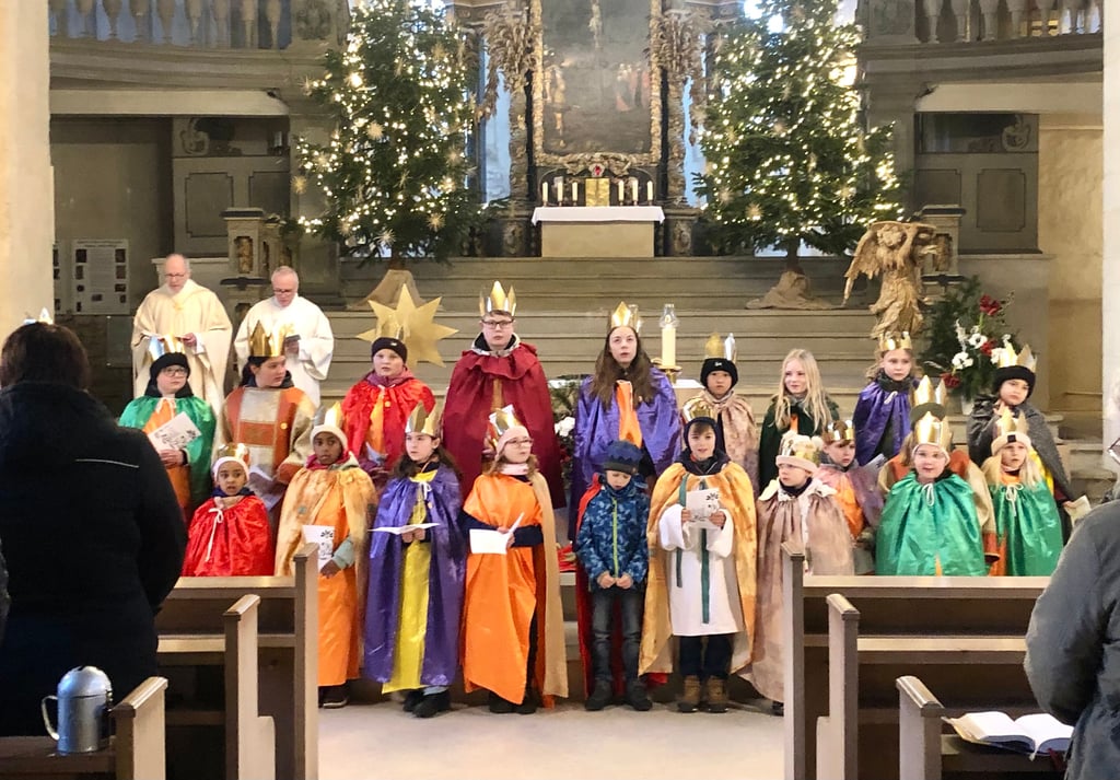Die Mädchen und Jungen, die als Sternsinger entsandt werden, um Segen in die Häuser zu tragen, standen im Mittelpunkte des Gottesdienstes im Zeitzer Dom.