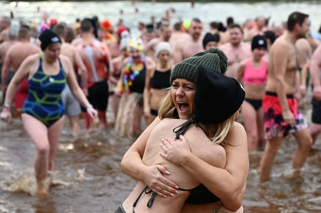 Das Neujahrsschwimmen im Heidesee lockte trotz eisiger Herausforderung 375 Menschen ins Wasser.
