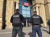 Bundespolizisten stehen vor dem Hauptbahnhof Magdeburg. Am Abend des 6. Januar 2025 gab es eine Drohung gegen den  Hauptbahnhof