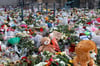 Noch immer werden Blumen, Kerzen und Gegenstände im Gedenken an die Opfer vor der St. Johanneskirche abgelegt.