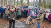 Es ist eine eingeschworene Gemeinschaft: Mitglieder des Calvörder Feuerwehrvereins. 77 Frauen, Männer und Kinder vergnügen sich rund um das Feuer am Richterturm des Reitstadions im Grieps. Vereinsvorsitzender Frank Adolf (r.) und Florian Zimmermann sorgen für die richtige Glut.