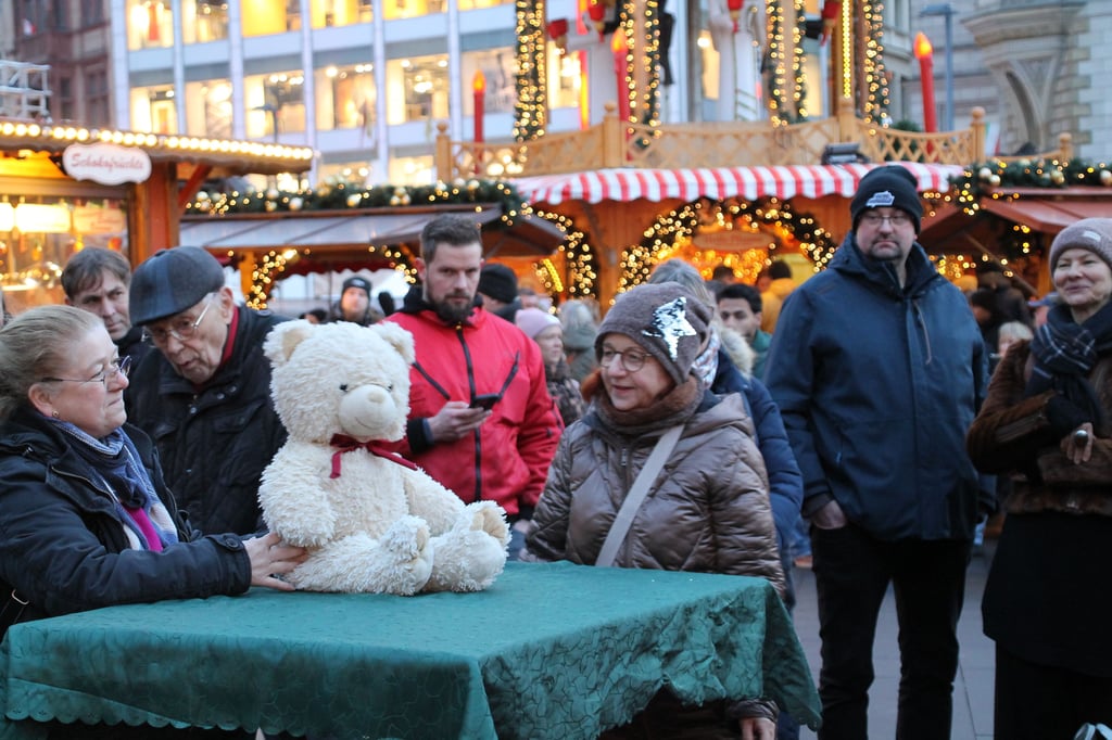 Bei der Auktion kam unter anderem dieser Teddy unter den Hammer.