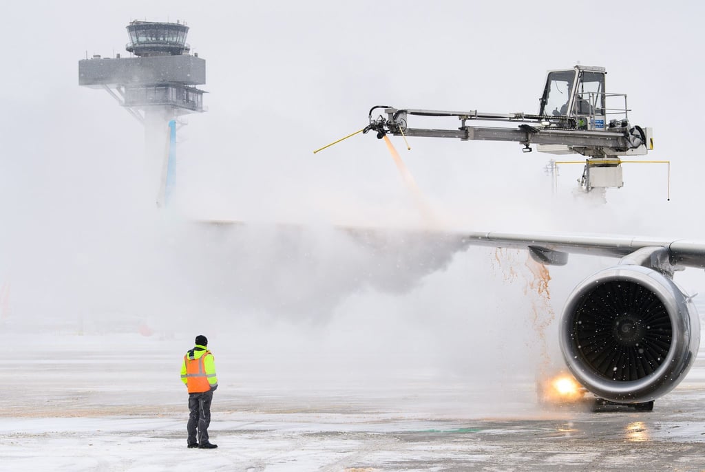 Bei großen Verspätungen oder Flugausfällen stehen Reisenden Rechte zu. Schlichtungsstellen können unterstützen, wenn die Airline sich querstellt.