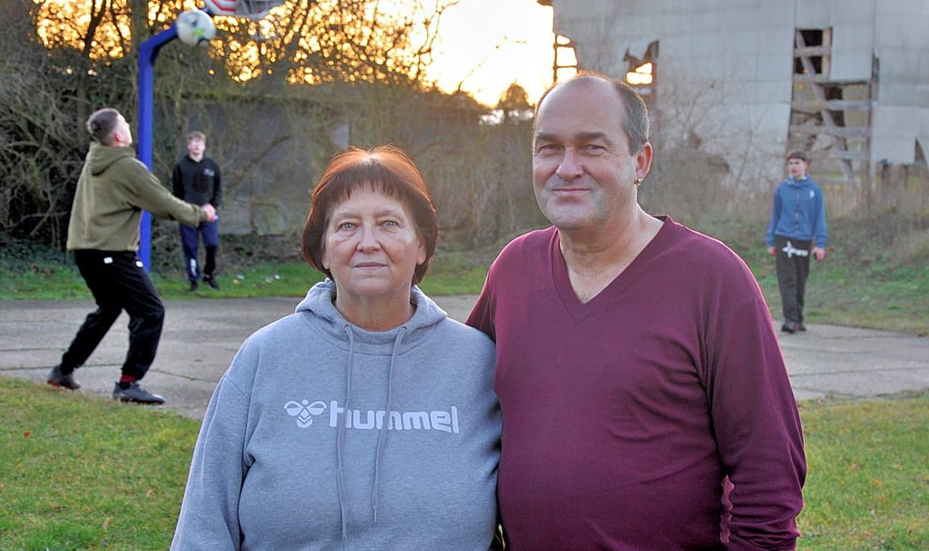 Veronika und Thomas Schmalisch betreuen den Jugendclub in Möringen. Draußen haben die Kinder Platz für Ballspiele.