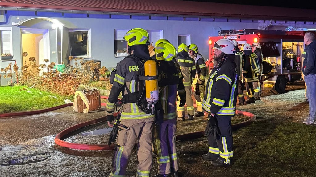 Eine brennende Kerze führte im Zeitzer Ortsteil Wildenborn zu einem Zimmerbrand. Mehrere Feuerwehren waren im Einsatz.