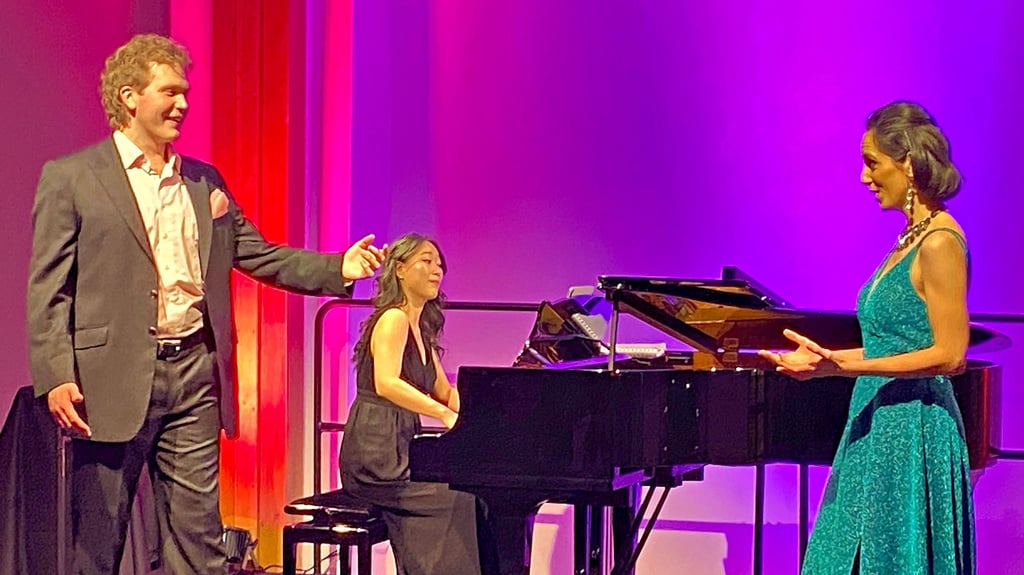 Ferdinand Keller und Melissa Domingues werden auf der bunt ausgeleuchteten Bühne von Zhifeng Hu am Piano begleitet.