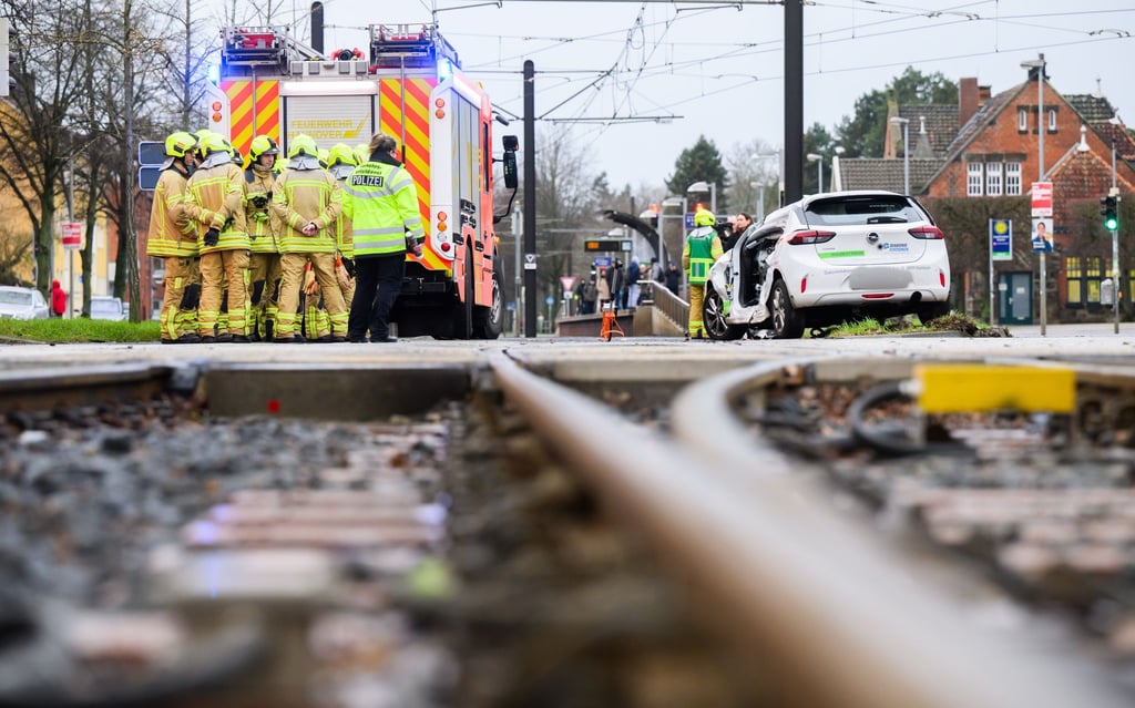 Eine Autofahrerin wurde bei der Kollision mit einer Stadtbahn schwer verletzt.