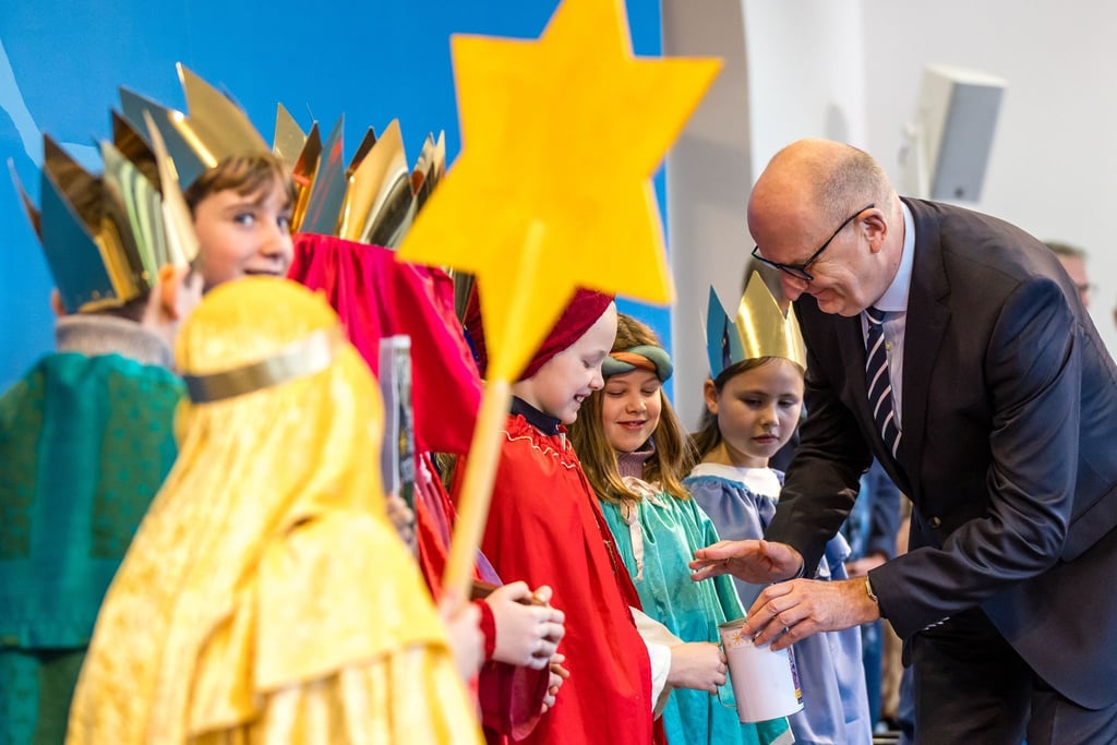 Die Sternsinger brachten am Eingang der Brandenburgischen Staatskanzlei einen Aufkleber mit dem Segen „Christus mansionem benedicat“ (Christus segne dieses Haus) an.