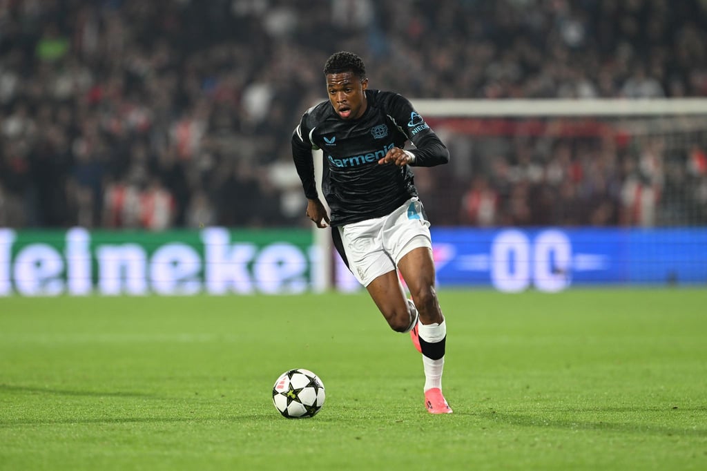 Nach einer schweren Knieverletzung ist die Saison für Bayer-Profi Jeanuël Belocian vorzeitig beendet.