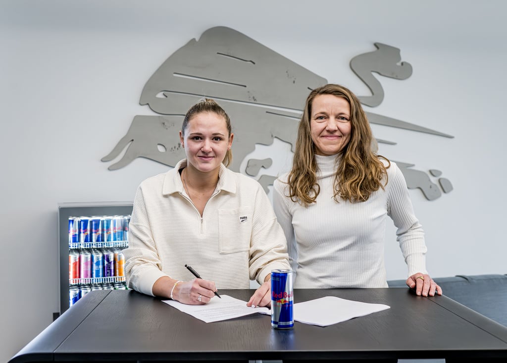 Marleen Schimmers unterschreibt im Beisein von Viola Odebrecht ihren neuen RB-Vertrag.