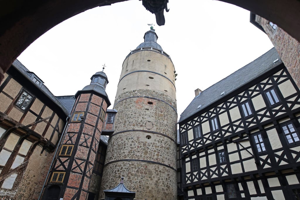 Blick auf den Bergfried der Burg Falkenstein