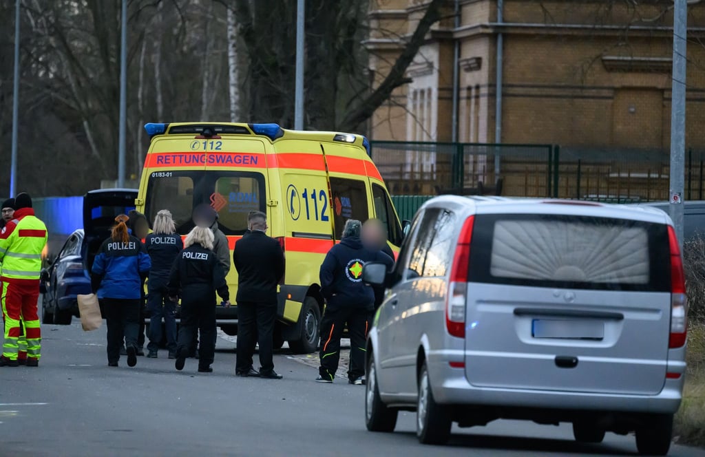 Ein Dresdner Polizist ist bei einer Fahndung nach Autodieben erfasst und getötet worden.
