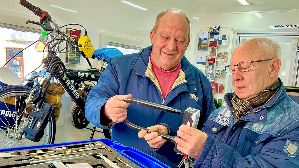 Kriminalhauptkommissar Fred Brehmeier (links) berät Eckhard Scheler zu den sichersten Fahrradschlössern.