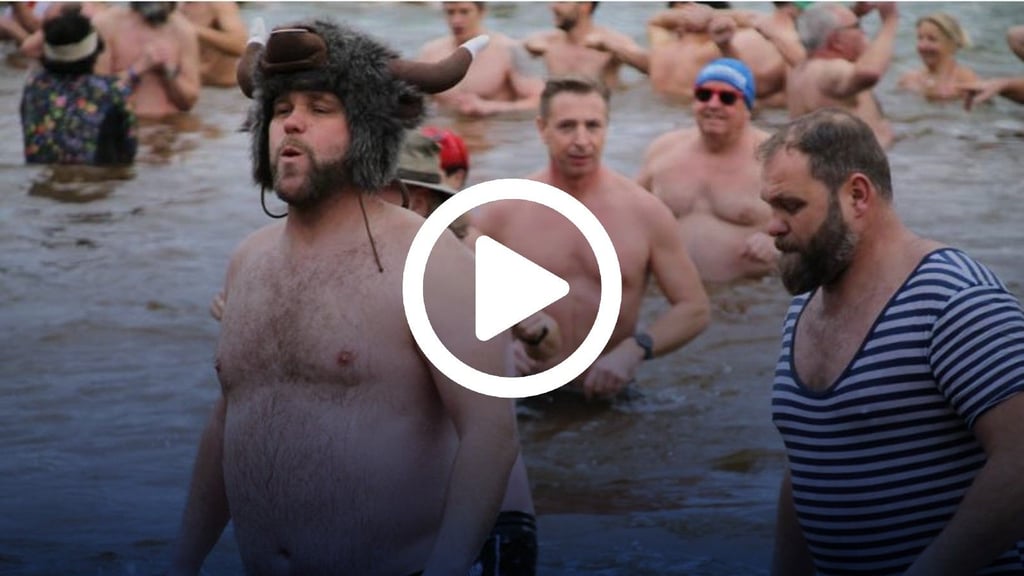 Zwei von insgesamt 375 Teilnehmern: Die beiden Brüder Christian und Alexander Schlegel hatten sich gut auf das Neujahrsschwimmen im Heidesee vorbereitet.