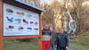 Torsten Deicke, Bernd Sattler, Katy Lamm und Thomas Schult (von links) am neuen Schild am Wasserfall in Königshütte. Die Tafel soll dafür sensibiliseren, seinen Müll nicht in der Landschaft liegen zu lassen.