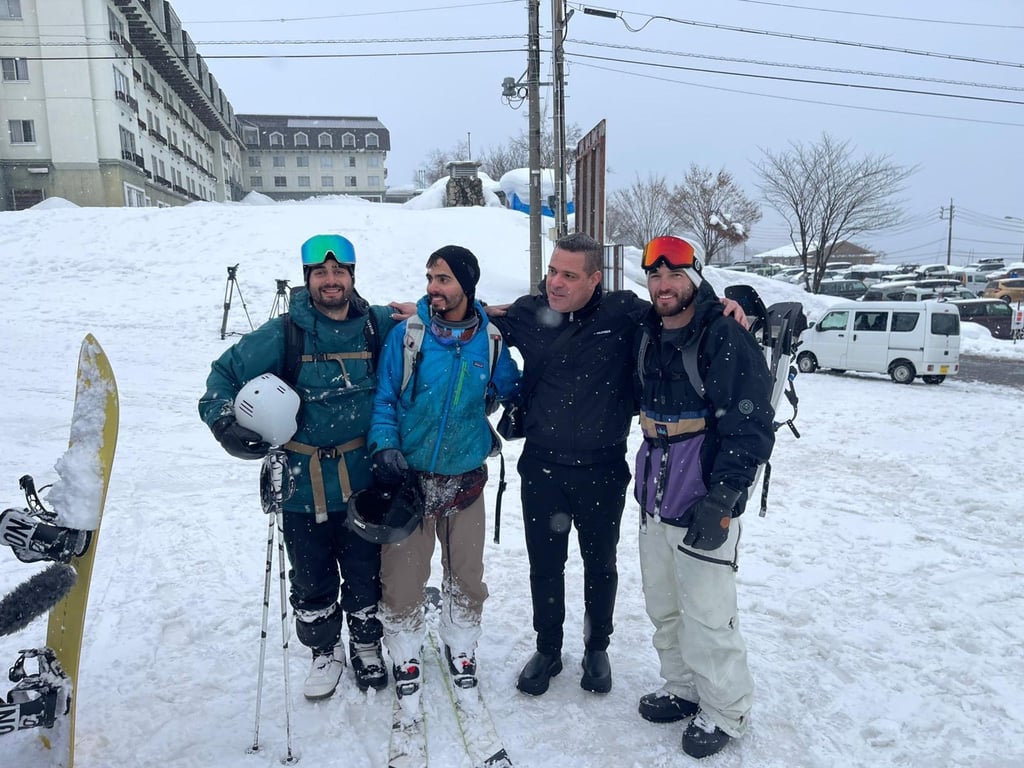 Die Geretteten strahlen, nachdem sie schlimme Stunden am Berg erleben mussten.