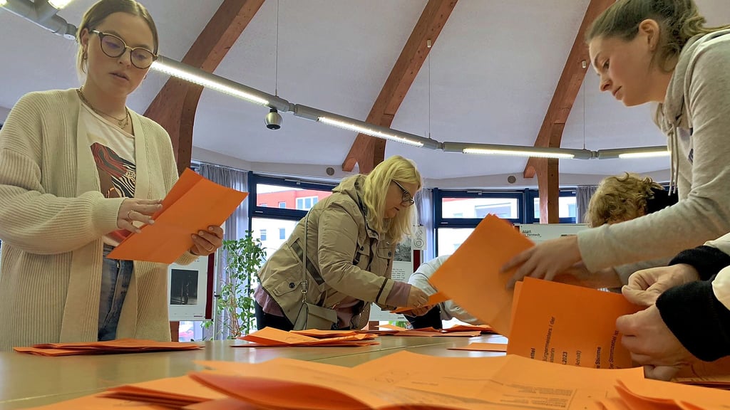Stimmen zur OB-Wahl werden am 2. April 2023 in der Hahnemann-Schule gezählt. Für die Bundestagswahl am 23. Februar 2025 werden noch immer Wahlhelfer gesucht.