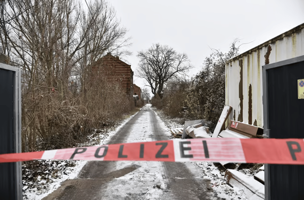 Die Zufahrt zu dem Areal in Magdeburg, auf dem die toten Schafe entdeckt worden waren, ist abgesperrt.