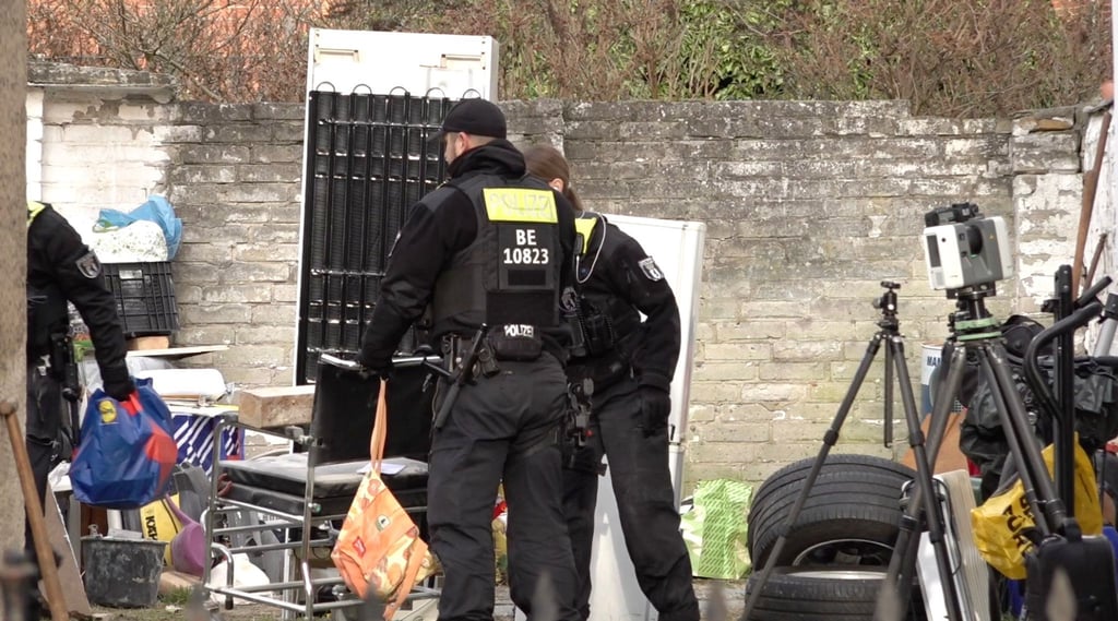 Polizisten sind auf einem Grundstück in Wannsee im Einsatz.