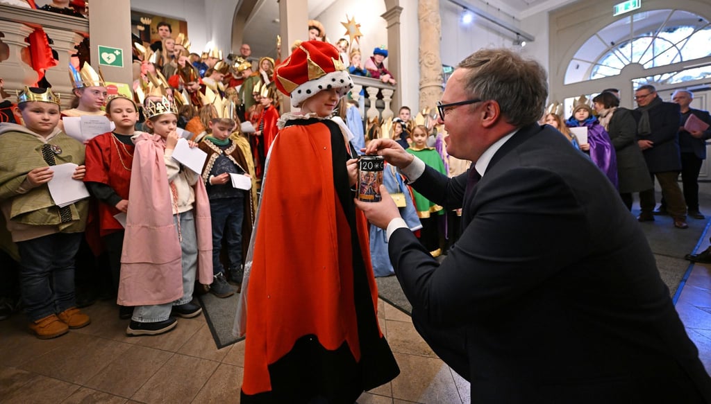 Die Sternsinger sammeln Spenden für Kinder.