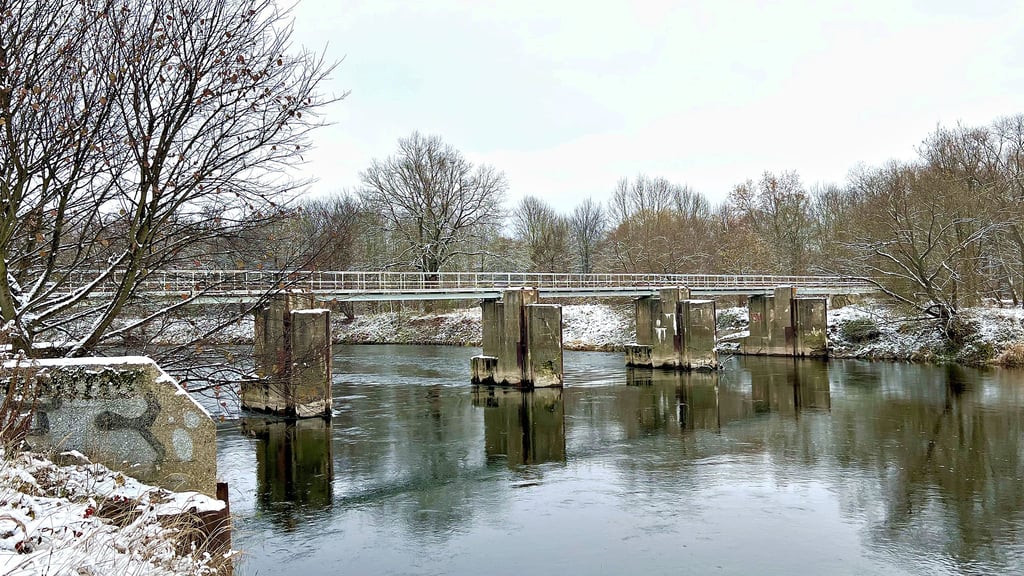 Die aus Sicherheitsgründen gesperrte Brücke über das Muldewehr zwischen Muldenstein und Greppin soll durch einen Neubau ersetzt werden.