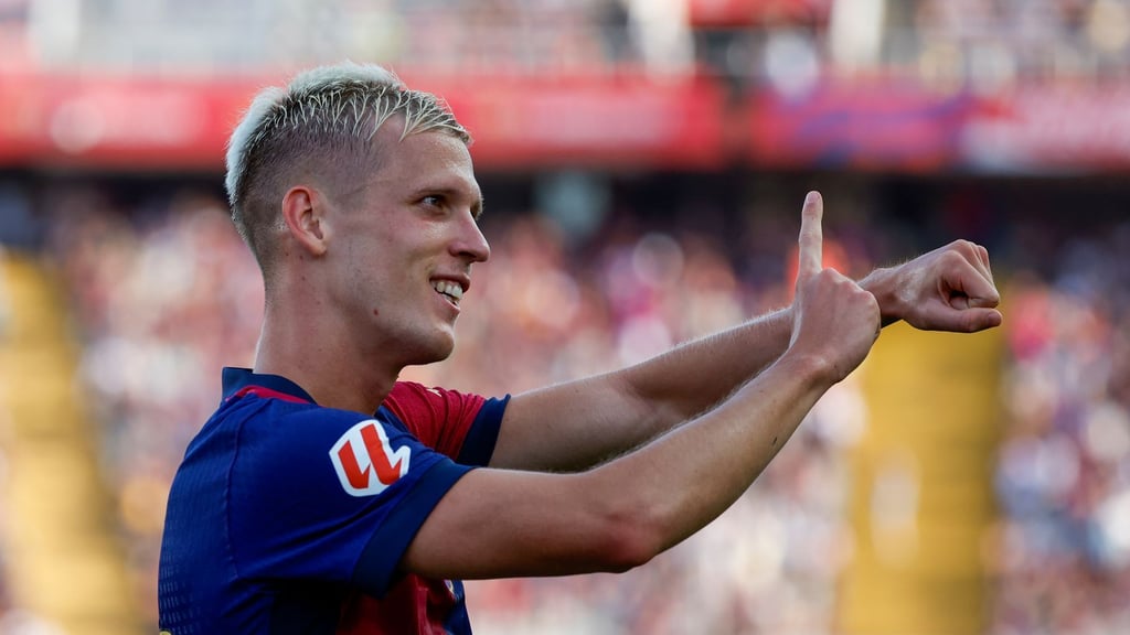Dani Olmo wartet beim FC Barcelona weiter auf seine Spielberechtigung.