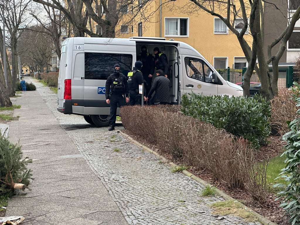 Zahlreiche Polizisten waren bei der Razzia wegen des Verdachts des Versicherungsbetruges im Einsatz.