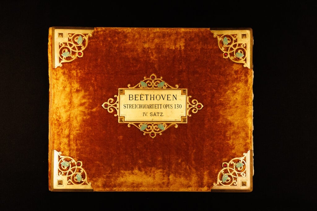 Das Beethoven-Haus in Bonn hat mit Hilfe mehrerer Unterstützer ein 200 Jahre altes Notenmanuskript des Komponisten Ludwig van Beethoven gekauft.