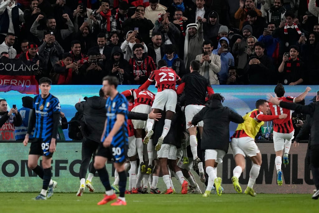 Die Milan-Spieler jubeln über den Siegtreffer.