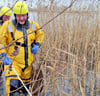 Einsatzkräfte der Feuerwehr Lostau retteten aus dem Eis in der Alten Elbe ein Reh. Sie trugen dabei spezielle Ice-Commander-Anzüge.