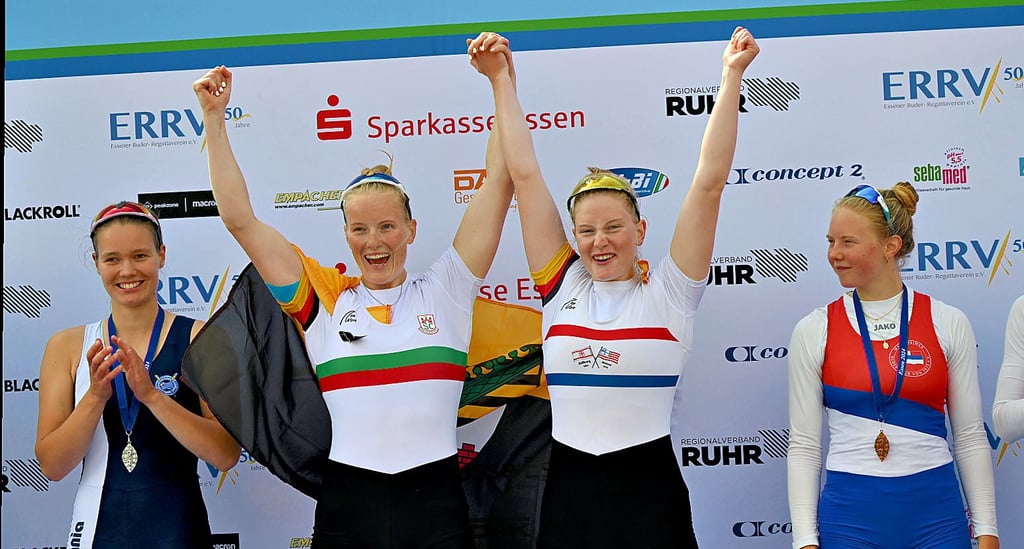 Lena Wölke (2. v. l.) und Charlotte Luster bejubeln den Meistertitel.