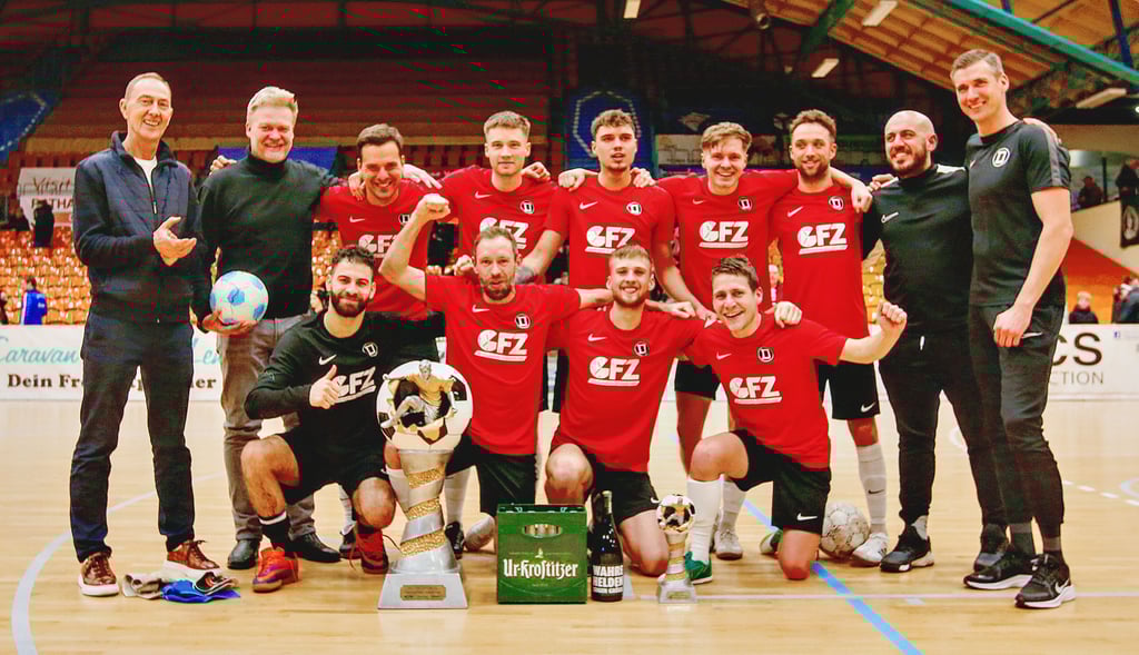 Dessau 05 feiert den Turniersieg beim Ford Cup in der Anhalt Arena.
