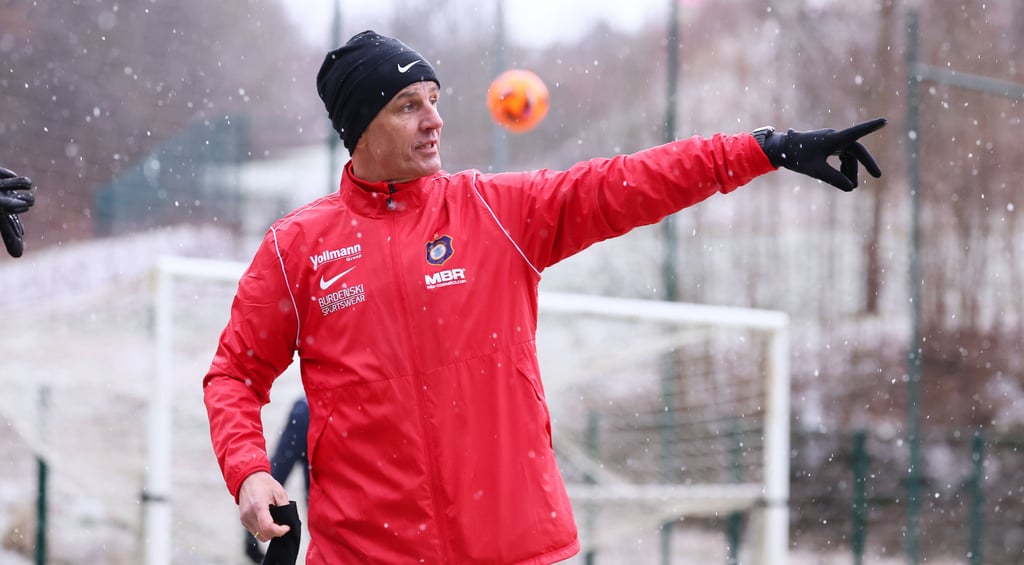 Trainer Jens Härtel, hier noch im Schneetreiben beim Trainingsstart von Erzgebirge Aue.