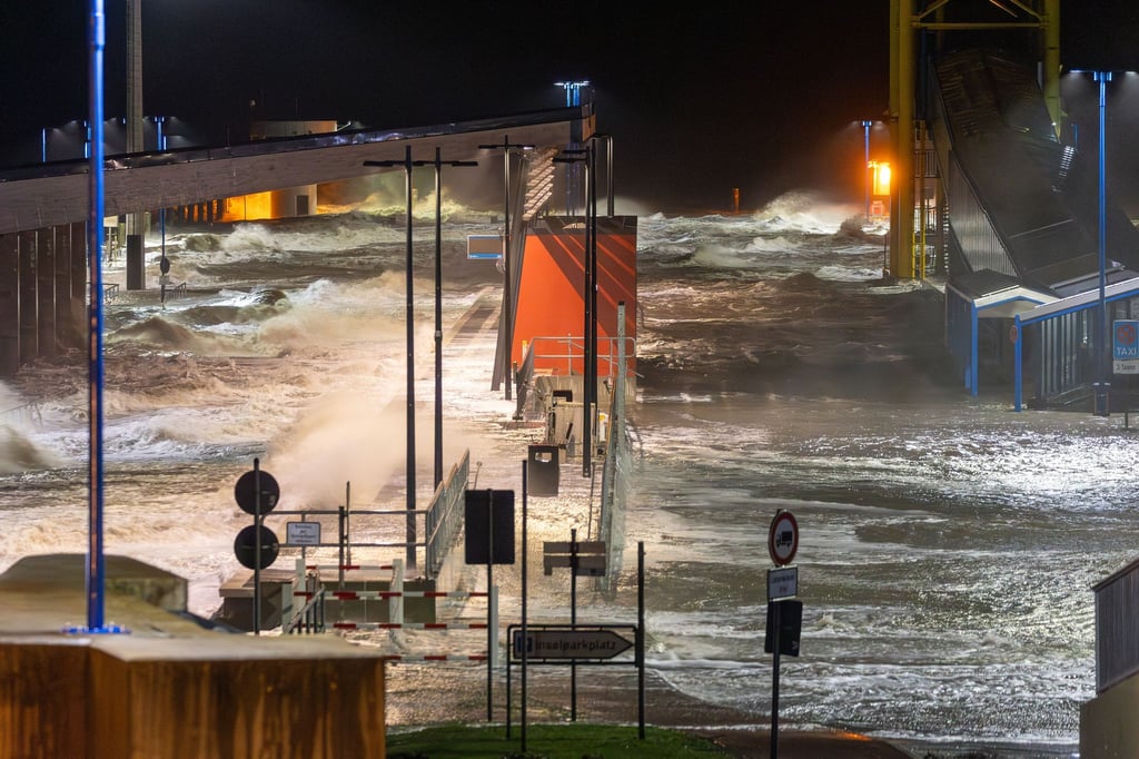 Ein Sturmtief treibt das Wasser gegen die schleswig-holsteinische Nordseeküste.