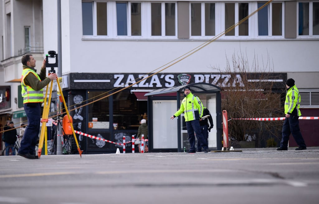 Polizisten übernehmen die Ermittlungen zur Unfallursache.