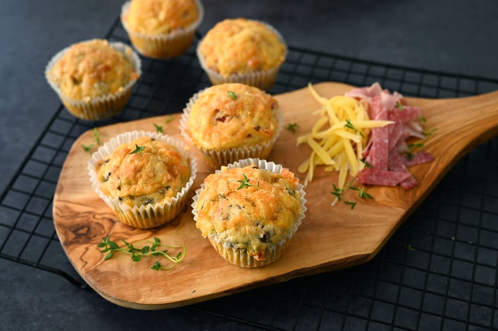 Wer keine ganze Pizza verdrücken kann, dem bringen diese Pizza-Muffins den Geschmack des großen Verwandten auf die Zunge.