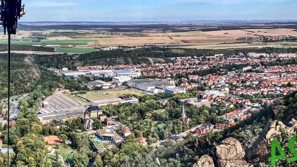 Blick unter anderem über den Thalenser Kurpark (vorne Mitte). An seinem rechten Ende ist das Haus Zehnpfund (hinter der Kirchturmspitze), am linken Ende das Hotel an der Parkstraße (gelbes Gebäude hinter Kirche).