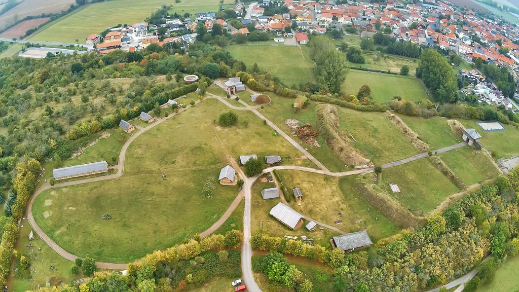 Die Königspfalz ist für Michael Dapper mehr als ein Arbeitsplatz. das i-Tüpfelchen ist für ihn nun der Bau der Königshalle in der Hauptburg (re.).
