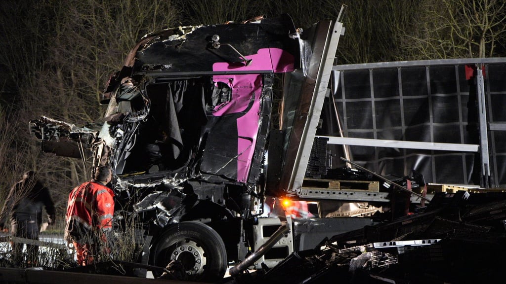 Unfall auf A2 bei Möckern: Der Lkw-Fahrer musste aus dem Führerhaus befreit werden.