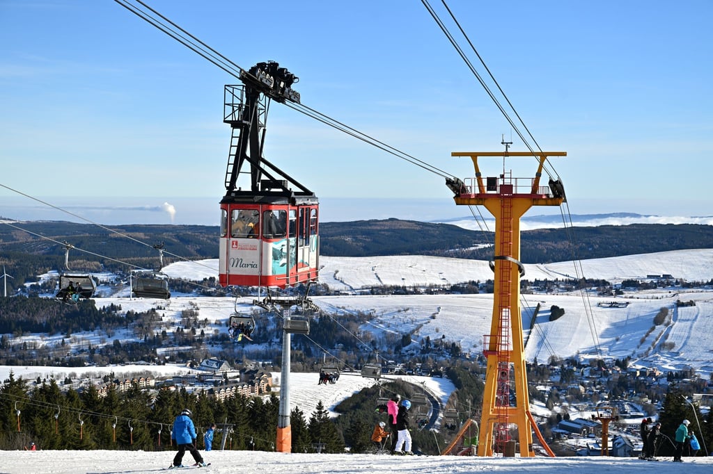 Trotz des milderen Wetters ist Wintersport weiter möglich. (Archivbild)