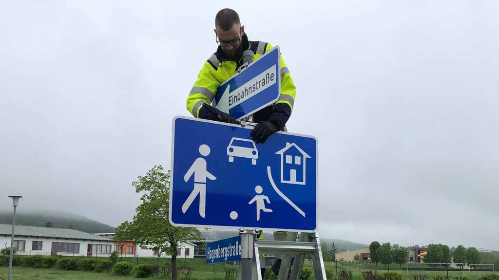 Bereits im Jahr 2023 wurden neue größere Schilder in der Hagenbergstraße in Gernrode angebracht.