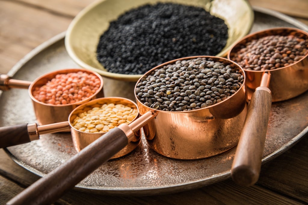 Wer sich vegan ernährt, kann seinen Bedarf an Proteinen durch Hülsenfrüchte wie Linsen decken.
