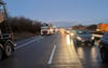 Der Verkehr staut sich aufgrund der Unfälle auf der A38 bis nach Sangerhausen zurück.