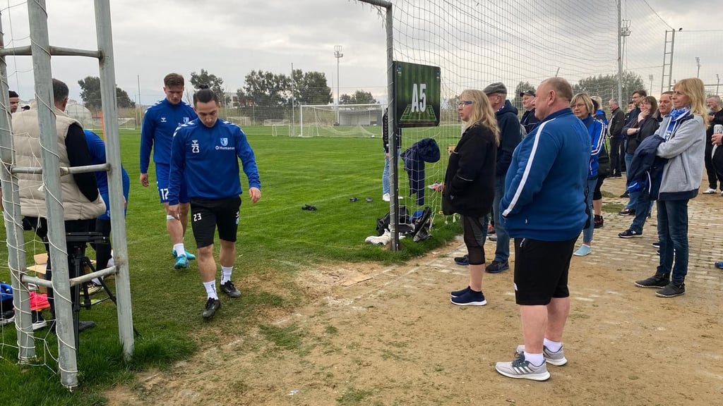 Baris Atik beim FCM-Training in Side: Der Star des 1. FC Magdeburg hat offenbar Knieprobleme.