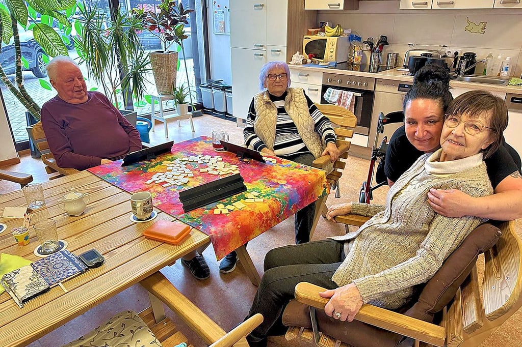 Spiel und Spaß in der Tagespflege, anstatt allein zu Hause: Ingrid Walther (v.r.) mit Pflegekraft Anja Grubert sowie ihren Rummikub-Mitspielern Margot Ille und Volkmar Heinel in der Jenaer Straße.