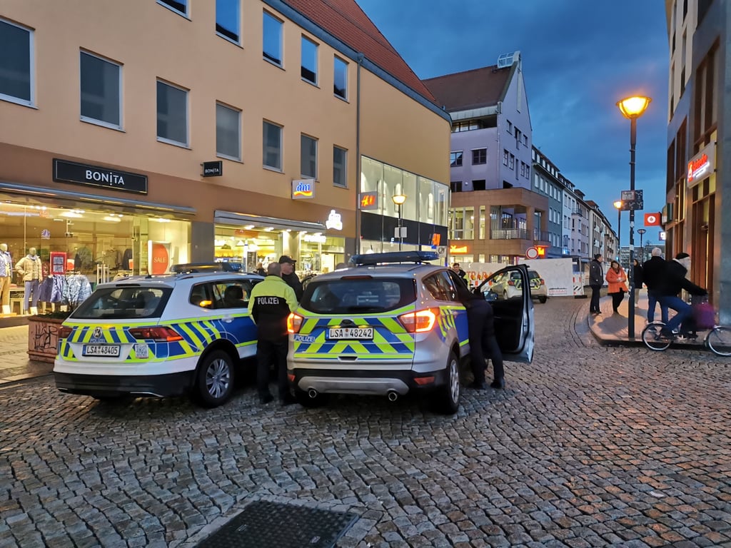 Der herrenlose Koffer in der Volksbank in Halberstadt zog einen Großeinsatz von Polizei und Feuerwehr nach sich. Die Beamten hatten einen Sprengsatz befürchtet.